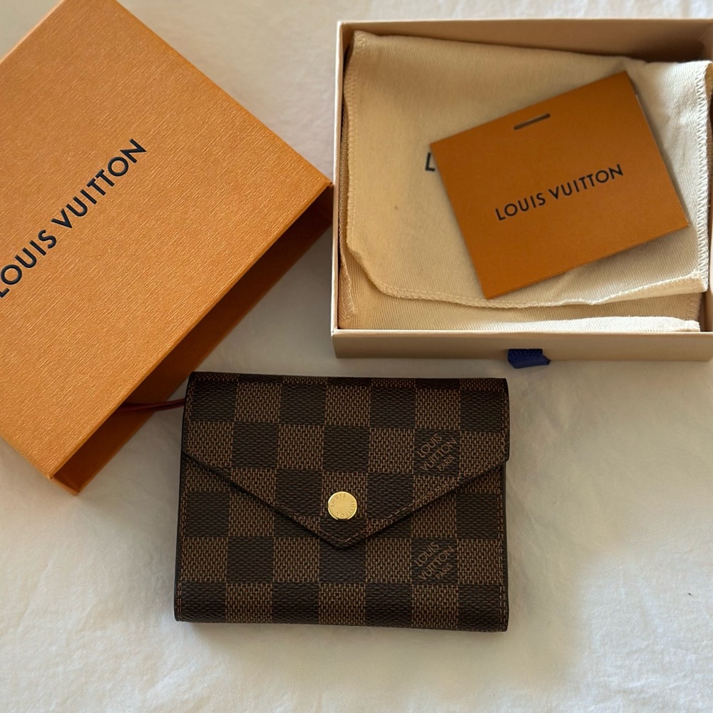 Louis Vuitton Victorine Wallet - Damier Ebene - Red inside.